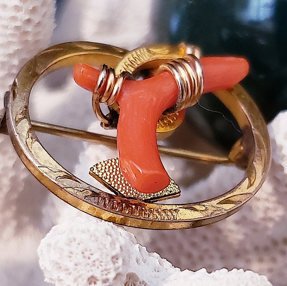 10KYG ANTIQUE PETITE CORAL PIN